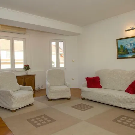 Apartment Apis