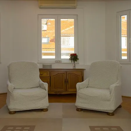 Apis Apartment Split