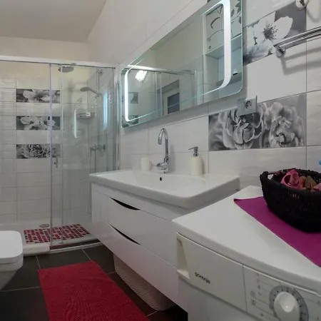 Apis Apartment Split