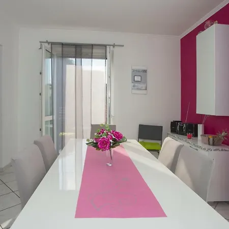 Apartment Apis *