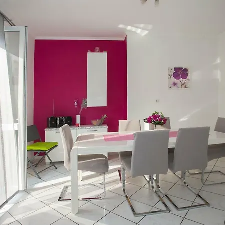 Apartment Apis *
