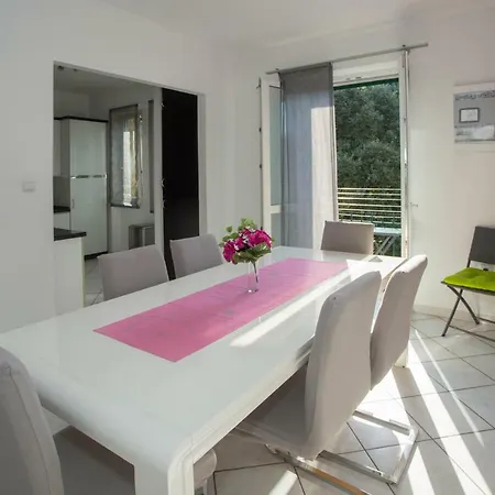 Apis Apartment *
