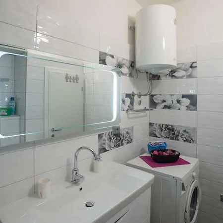 Apis Apartment *