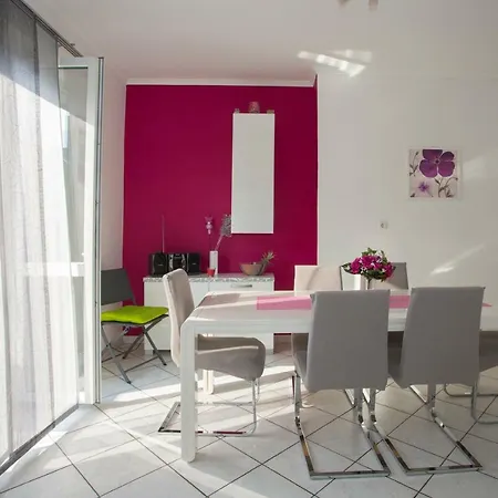 Apartment Apis *