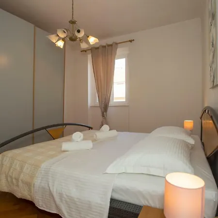 Apis Apartment Split