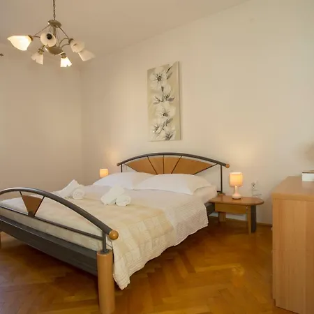 Apartment Apis