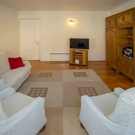 Apis Apartment Split