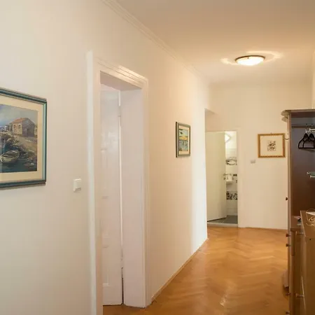 Apis Apartment *