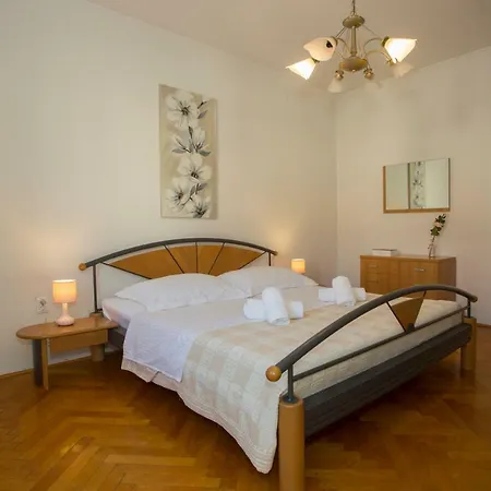 Apis Apartment Split