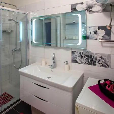 Apis Apartment *